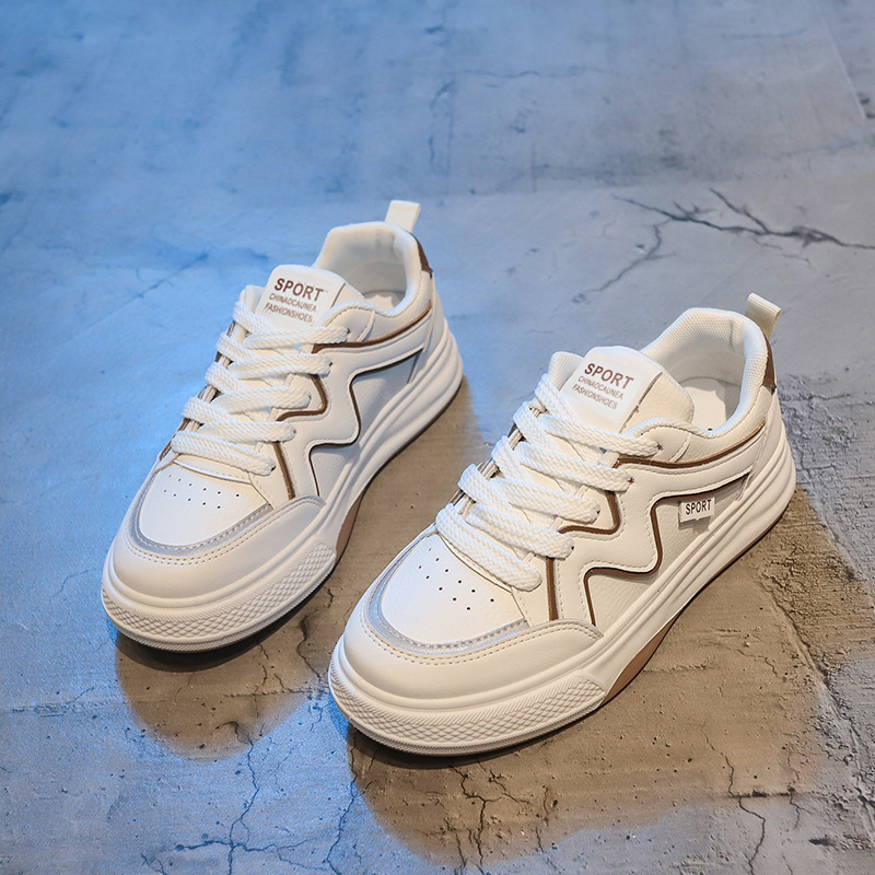 Zapatos blancos de mujer al por mayor, nuevos zapatos de cuero ligeros con suela gruesa, moda coreana, zapatos de skate de altura baja para mujeres.