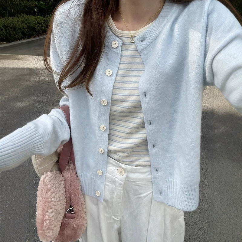 Soft and soft-touch light blue knitted cardigan sweater jacket for women, autumn wear, simple and versatile short top jacket Soft and soft-touch light blue knitted cardigan sweater jacket for women, autumn wear, simple and versatile short top jacket