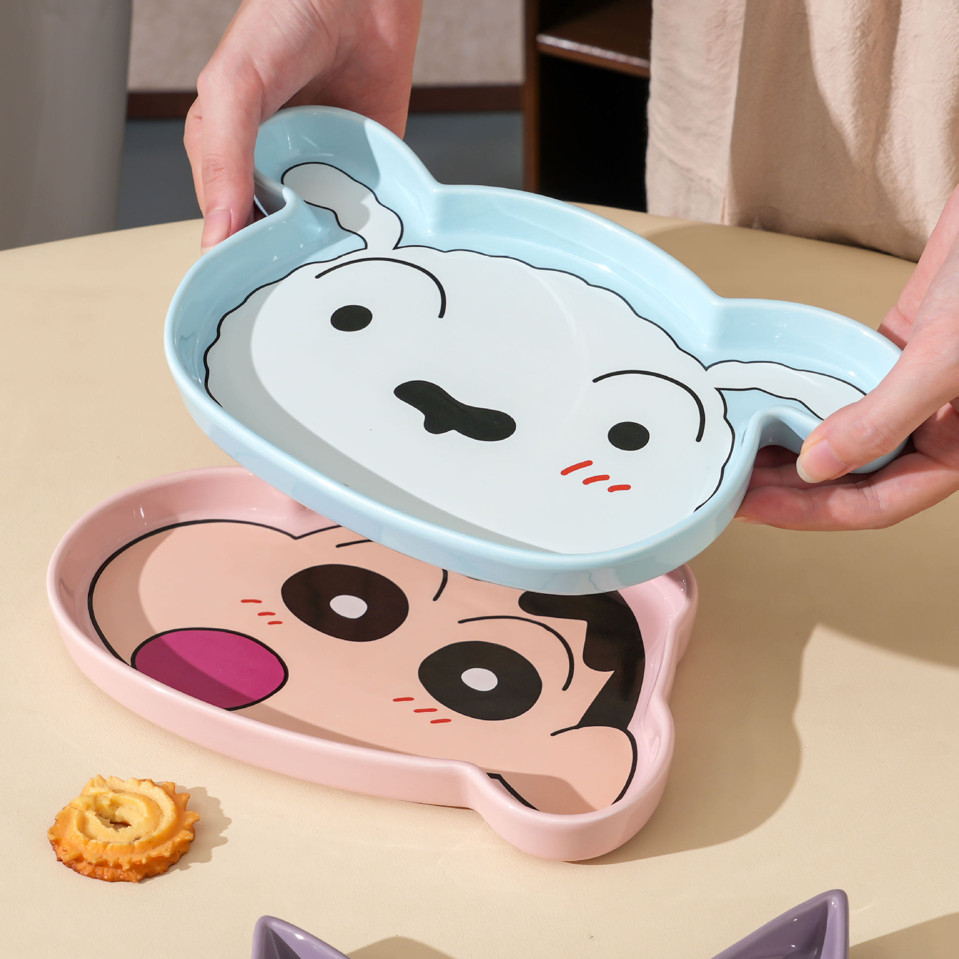 Crayón pequeño nuevo encantador plato de cerámica cubiertos domésticos dibujos animados nuevos plato de porcelana de arroz personal creativo y atractivo