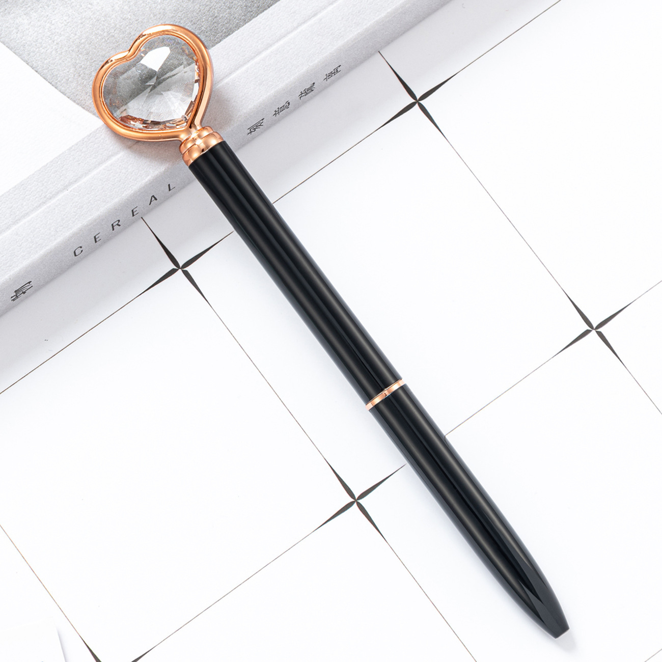 Bolígrafo de diamante en forma de corazón de alto valor visual para estudiantes bolígrafo de metal creativo regalo publicitario logotipo de bolígrafo de amor de cristal