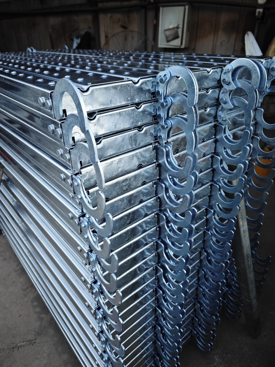 挂钩踏板镀锌钢跳板 盘扣脚手架配件现货Q235挂钩式踏板钢跳板