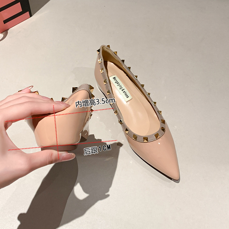 여성을 위한 내부 높이 증가 포인티드 토 슈즈 2025 봄 가을 새로운 스타일 누드 핑크 기질 얕은 입 다용도 부드러운 밑창 리벳 페이턴트 가죽 신발