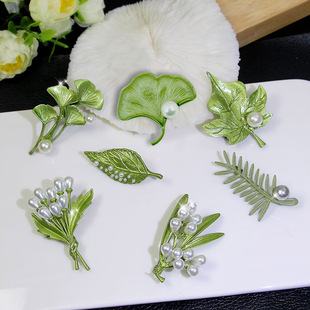 Fashion Personality Plant Maple Leaf Brooch Women's Artistic ins Cold Style Pearl Pin Suit Accessories Drop Oil Corsage