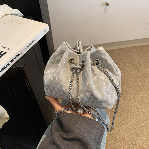 High-end and stylish small bag 2024 new versatile drawstring chain bag fashionable shoulder handbag bucket bag for women