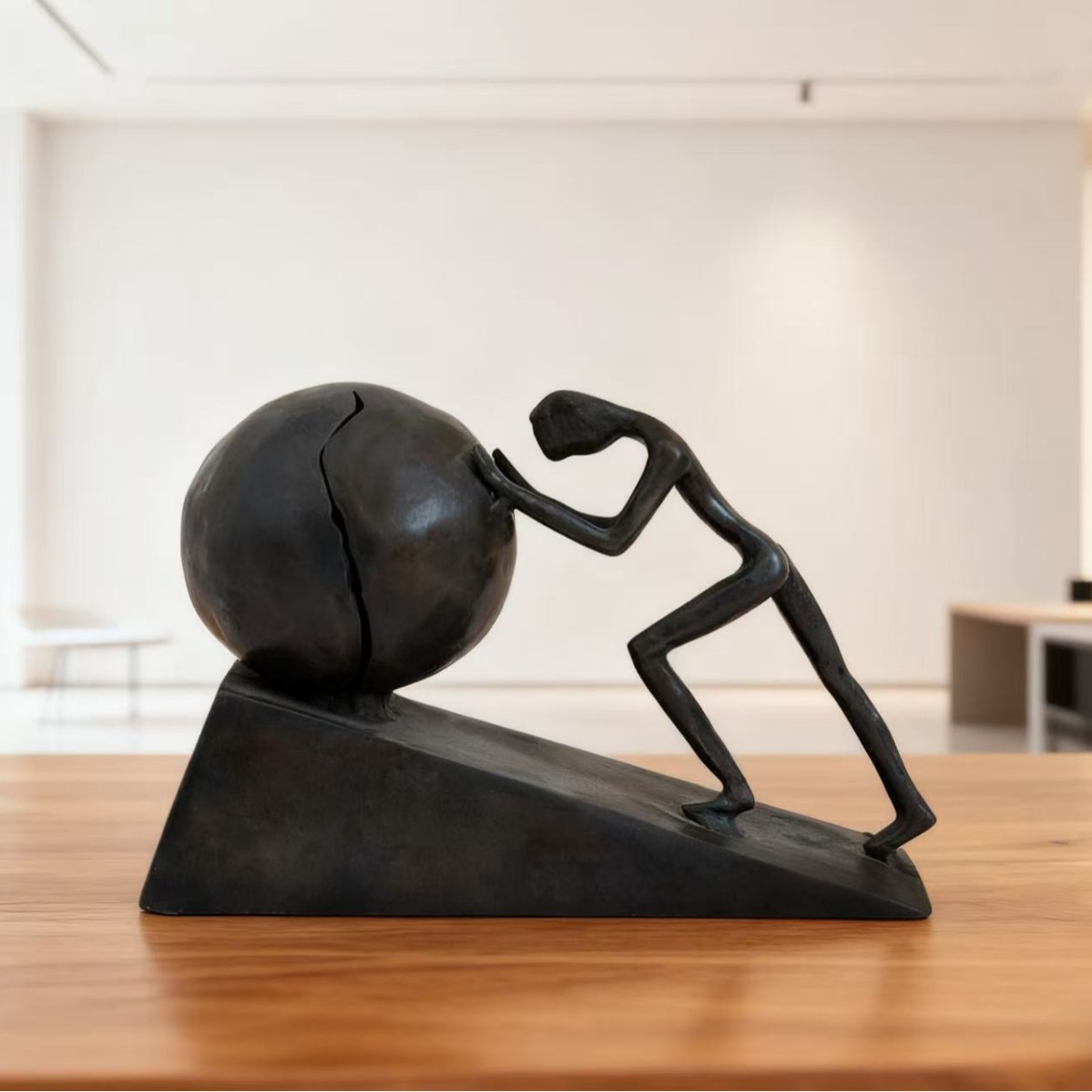 现代简约轻奢人物摆件铁艺工艺品推球雕塑铸铁家居装饰品