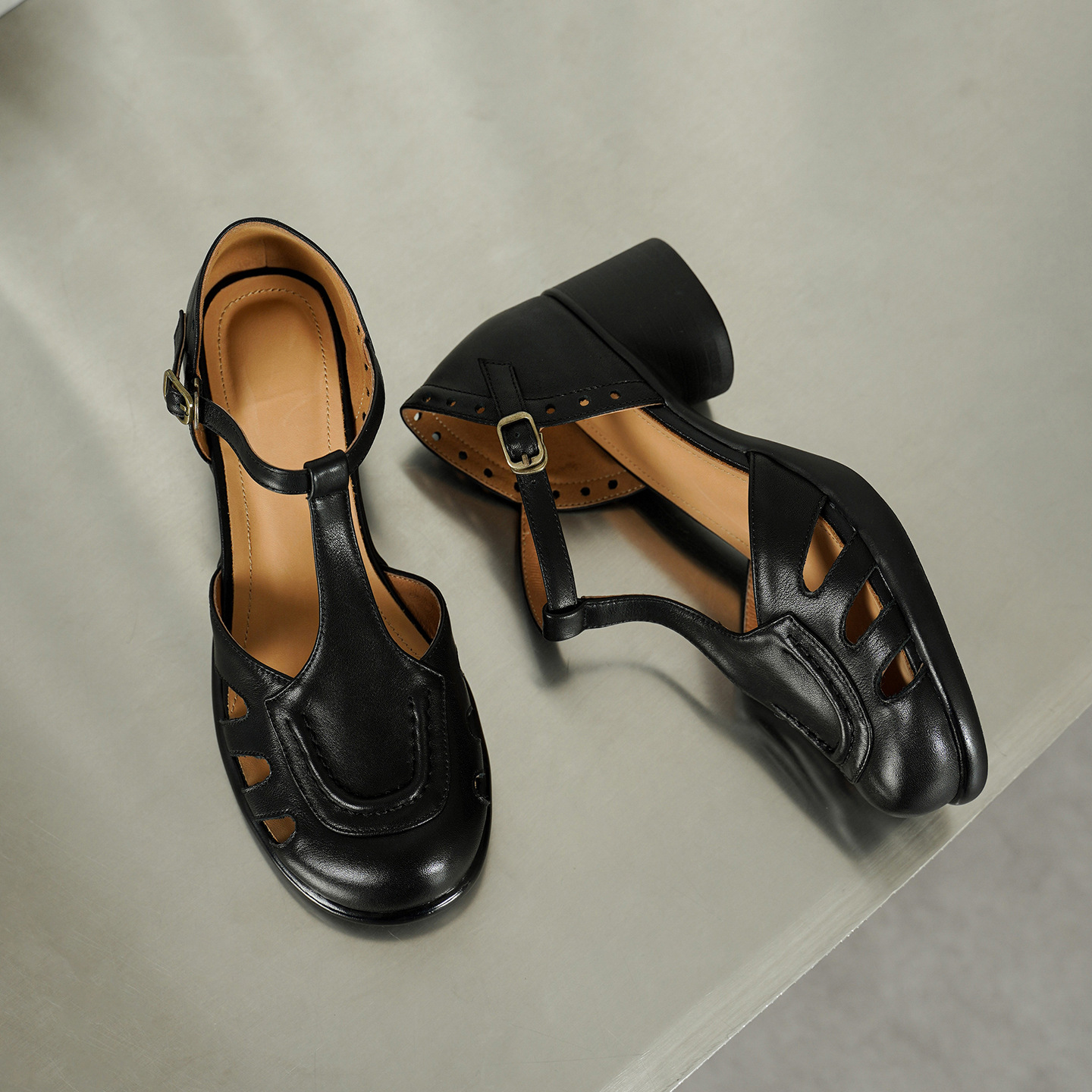 Sandal cao gót nữ mũi nhọn quai ngang khóa T, gót 5 cm, da bò thật — đen