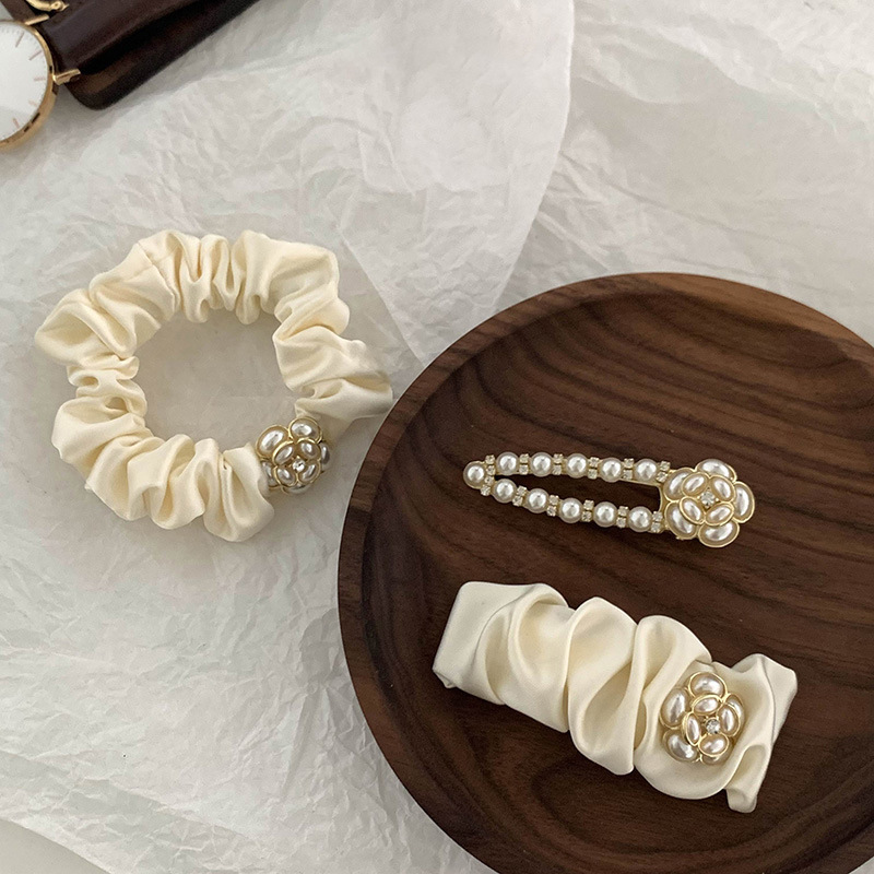 Chouchou en satin avec perles et pince à cheveux élégante_voghion.com