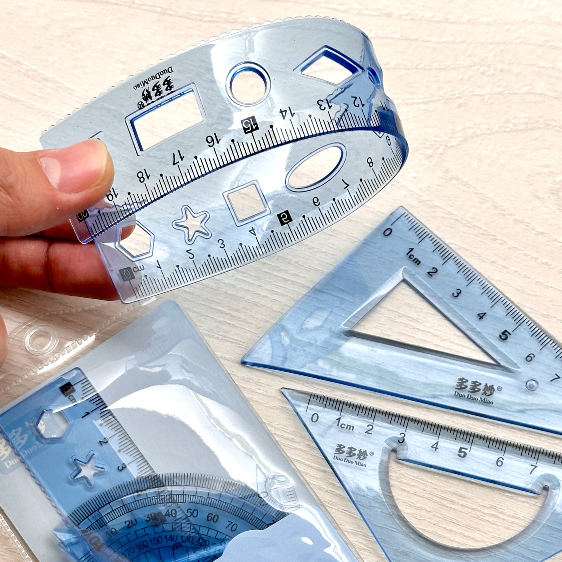 Círculos animados de color suave regla recta triángulo regla de estudiantes cuatro piezas de papelería