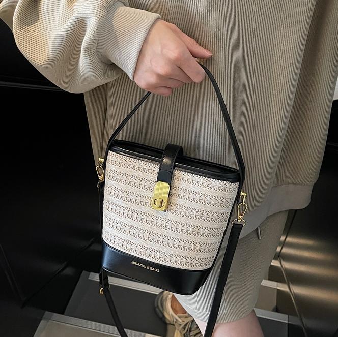 Bolso de cubo de paja de mano popular de verano 2025 nuevo bolso de mensajero tejido de vacaciones junto al mar con textura bolso femenino de todo fósforo