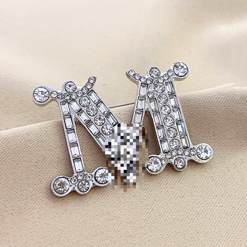 Luojia letras de metal broche vintage diseño de alta gama de las mujeres sentido nicho pin temperamento traje de lujo ramillete Accesorios
