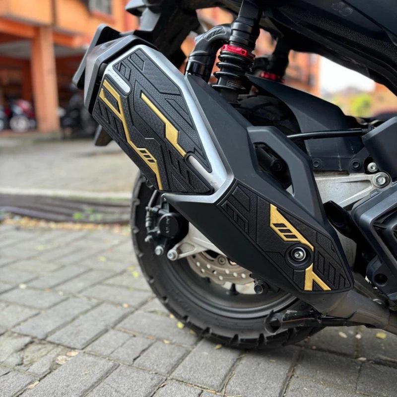 ホンダADV 160排気管にオートバイ部品のゴム材質排気管保護シールを貼るのに適しています。|undefined