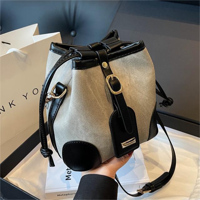 Otoño e Invierno simple bolsa de todo fósforo para las mujeres 2023 nueva moda contraste color cubo bolsa nicho de alto grado sentimiento Tong Qin hombro bolsa