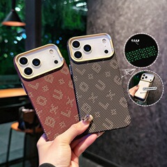 夜光文字入りカーボンファイバー柄、Apple 17 Pro用マグネット式スマホケース、メタルレンズ、iPhone 16用ハードケース