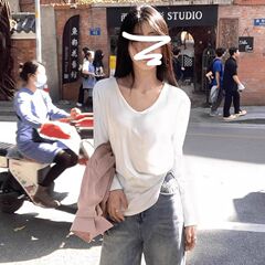 白いvネックの長袖tシャツの女性の中には2025年の春と秋がゆったりしています。