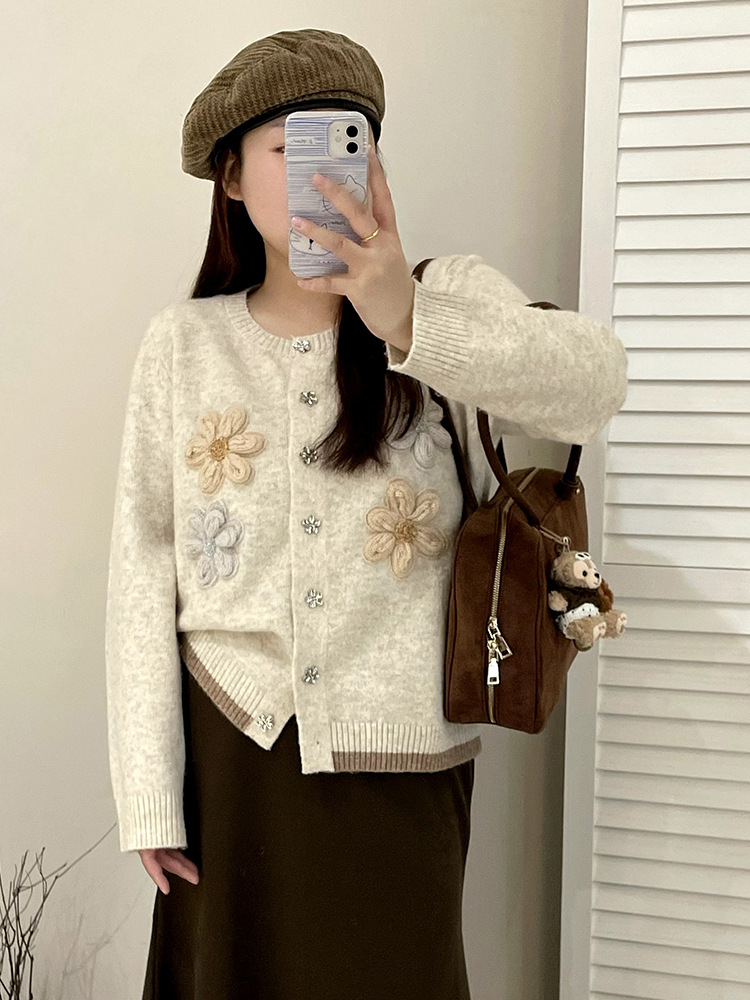 Large-sized design sense hook-knit cardigan for women, high-end sweater, 2025 winter collection, elegant coat for chubby girls, 23231
