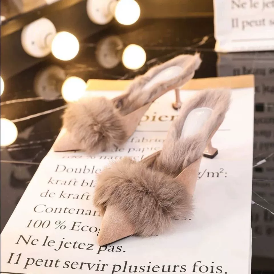 Волосатые высокие каблуки женские зимние наконечники 2024 новые юбки с красивыми половинными тапочками