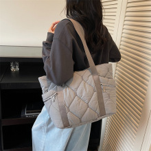 新款休闲柔软百搭羽绒绣线菱格大容量女士单肩手提拎托特包棉服包
