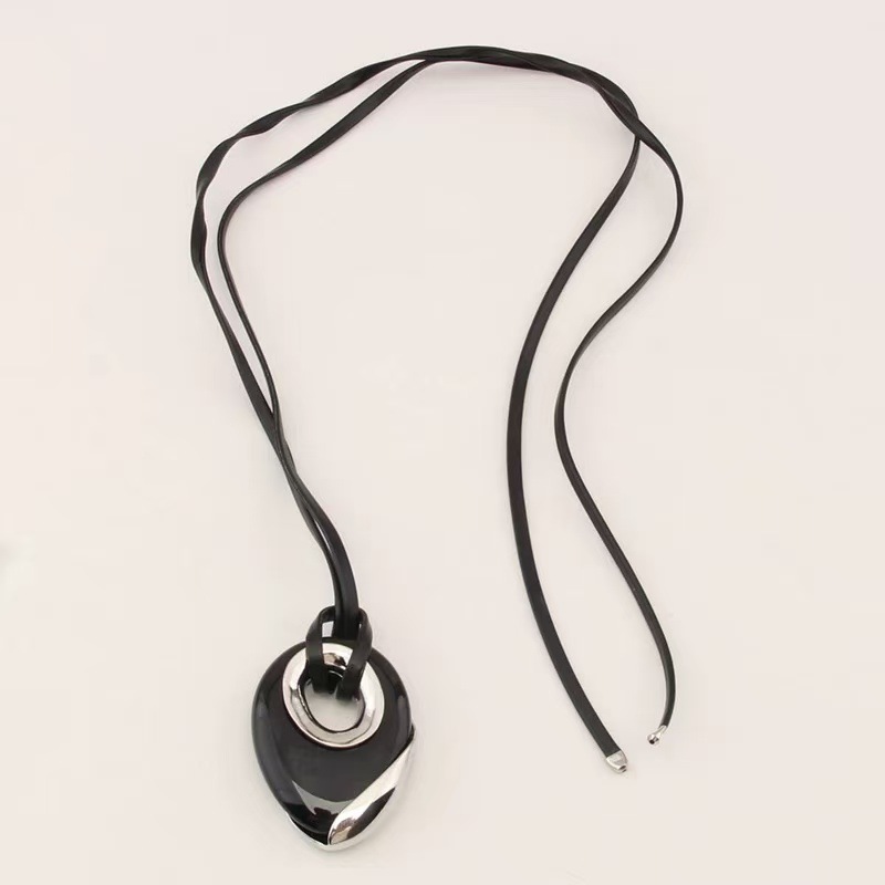 Collar colgante de ágata negra en forma de zigzag de la industria pesada, hilo de cuero ajustable de alta calidad de lujo ligero de nicho, cadena de suéter largo de moda