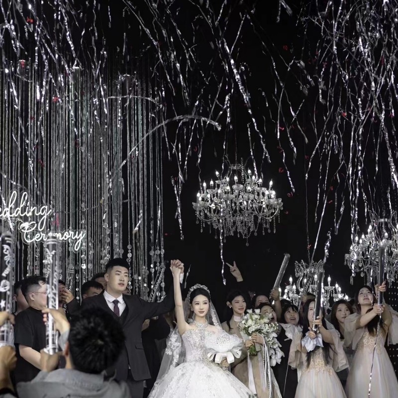銀リボンの礼砲結婚の礼儀の筒の銀色のリボンの流星の雨の礼儀の筒の結婚式の結婚祝いの雰囲気の道具の礼砲|undefined