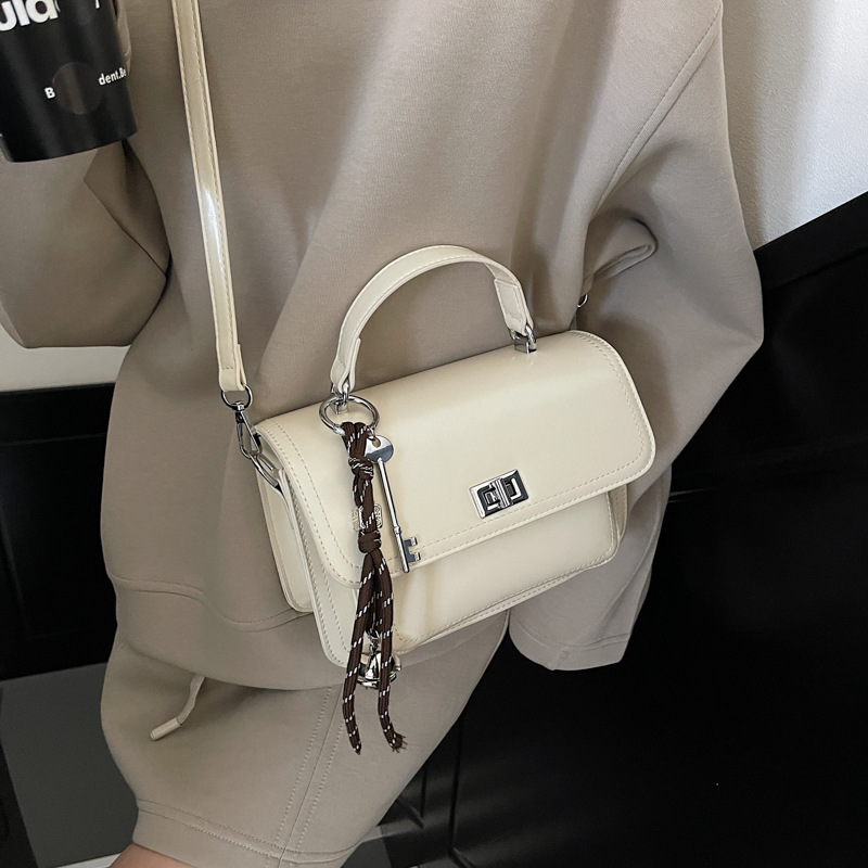 Bolsa de mano pequeña para mujeres 2024 nuevo estilo de piel de cera de aceite retro bolso de viaje de color sólido simple ocio de alta sensación bolso de mochila