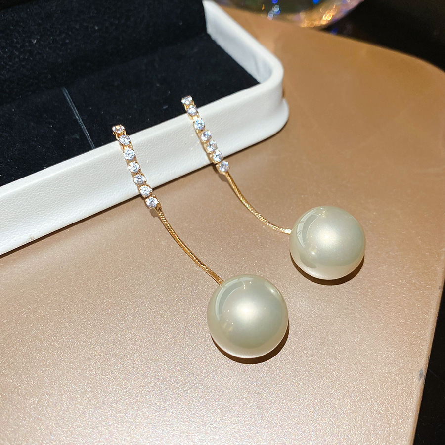 Pendientes de amor de perlas de lujo ligero con aguja de plata Pendientes de sentido de alta gama de temperamento de nicho Pendientes de estilo de palacio de todo fósforo de moda al por mayor