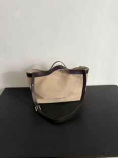 Capacious shoulder bag, universal one-shoulder bag