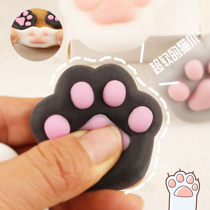 Las garras de gato súper lindas y suaves amasan el corazón de la niña encantadora q toca la bola de animales para descomprimir y desahogarse juguetes pequeños