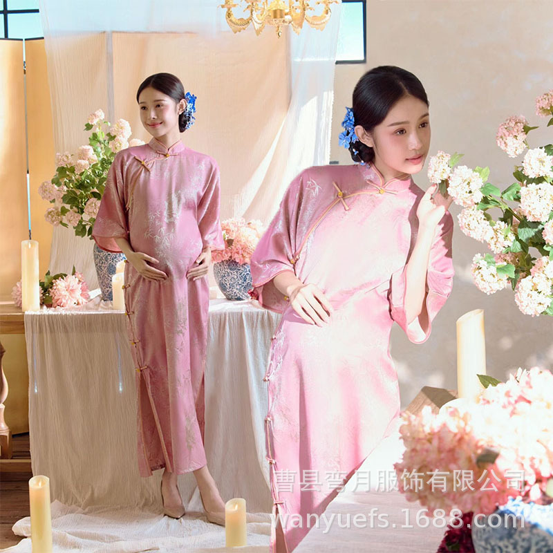 Photo Studio New Pregnant Women Photo Cheongsam Gentle Retro Style Pregnant Mummy Indoor Art Photo Clothing Photo Studio New Pregnant Women Photo Cheongsam Gentle Retro Style Pregnant Mummy Indoor Art Photo Clothing
