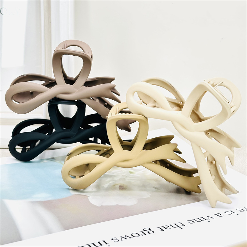 Pintura de caucho de alta calidad de plástico de tamaño grande y mediano tamaño pequeño agarre leche té color horquilla hacia atrás cabeza agarre 2 yuanes supermercado accesorios para el cabello