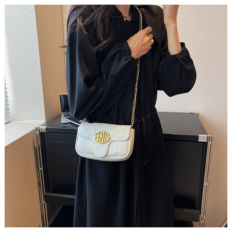 Torba na rame s lancem za žene s reljefnom teksturom moderna_voghion.com