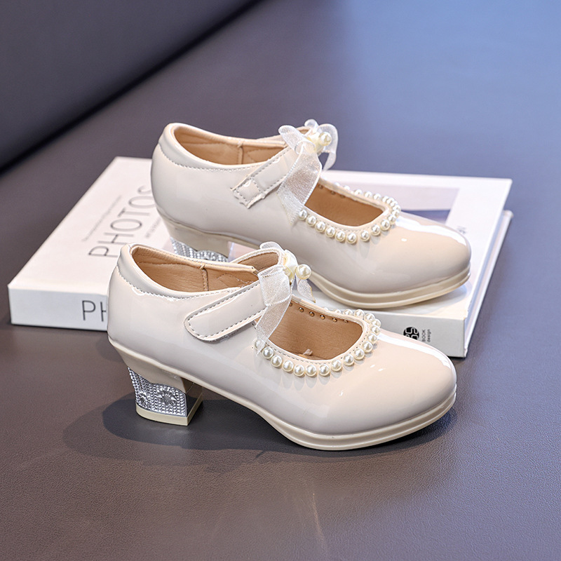 Zapatos de niñas verano 2026 nuevos zapatos de princesa de niños de tacones gruesos zapatos de lefour de niña pequeña zapatos de cuero