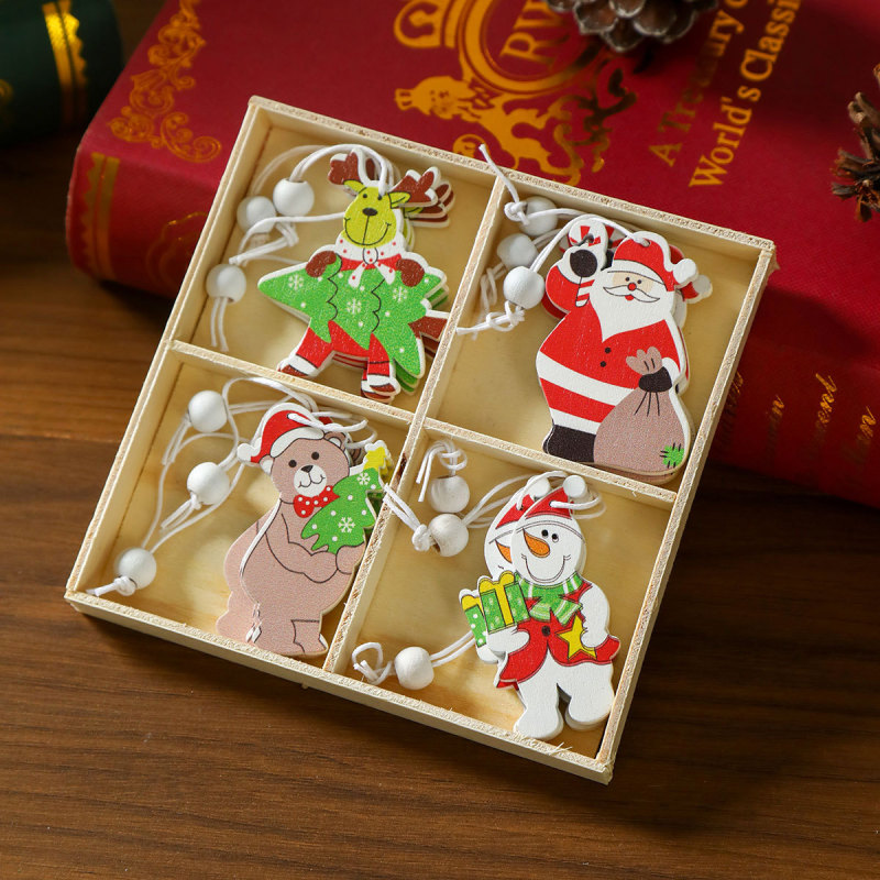 木製のクリスマスのペンダントクリスマスツリーのペンダントクリスマスの小さなプレゼントの木箱はクリスマスの装飾品を飾っている|undefined