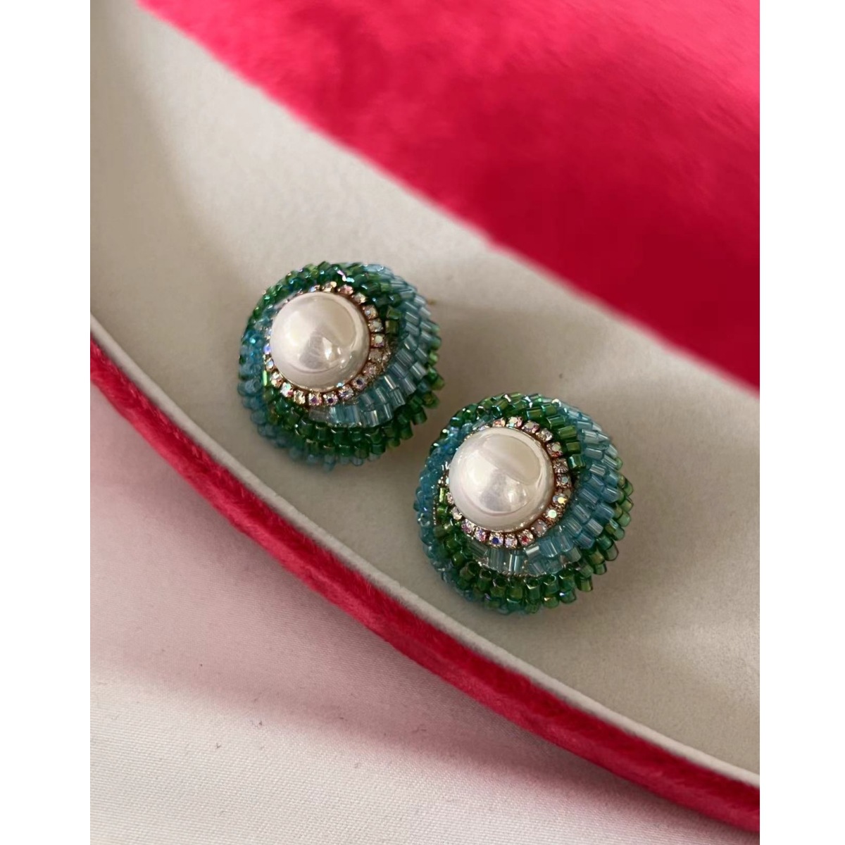 144 Sparkling earrings with glass beads