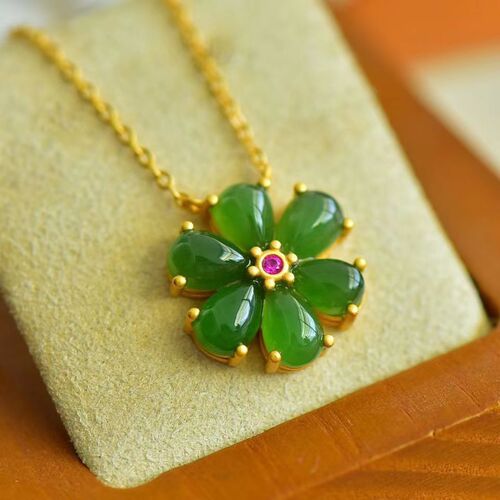 Silver-plated inlaid jade pendant with flower design, suitable for women, lockchain, fashionable and simple, versatile.