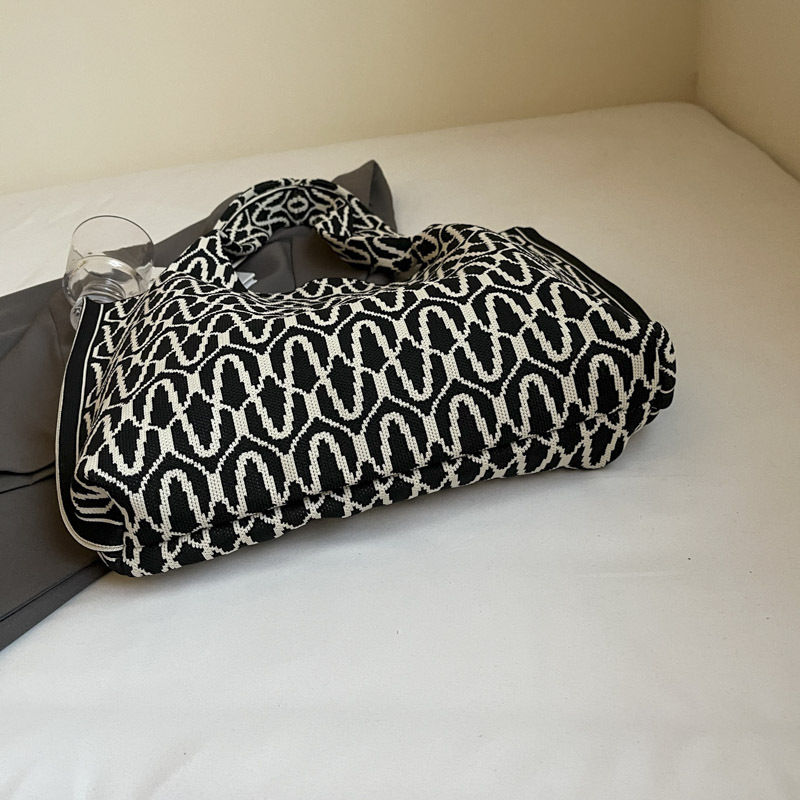 Knitted bags are fashionable and versatile. Knitted tote handbags are new large-capacity shopping bags for women. Single-shoulder bags are new for office workers undefined