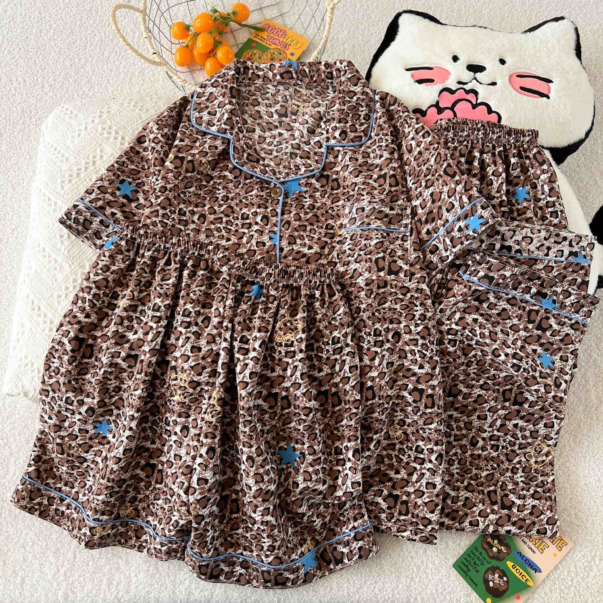 Al por mayor transfronterizo nuevo pijama de mujer tres piezas cardigan con solapa mangas cortas pantalones cortos KT gato dibujos animados cubierta de ropa doméstica