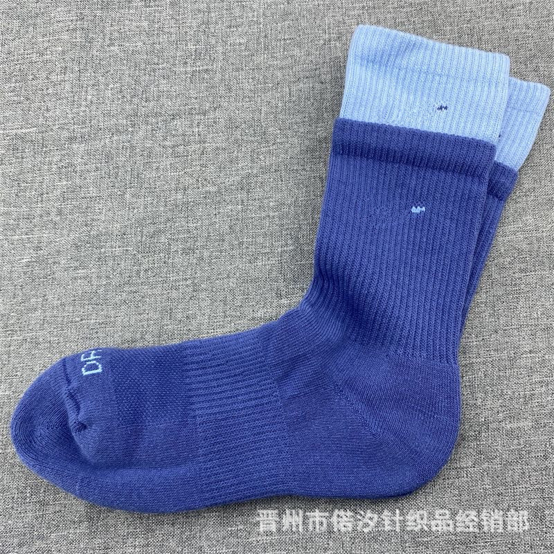 2023新品の偽の2つのつなぎ合わせのスポーツの靴下の中で筒の高い筒の男女の同項のマカロンカラーの厚いタオルの底
