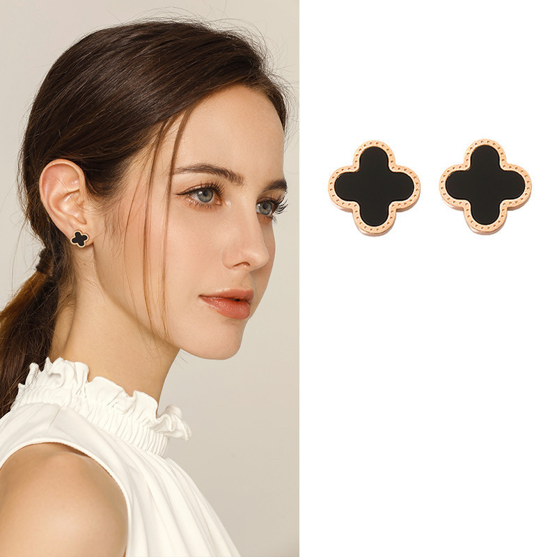 1 Pair Vintage Style Flower Plating Titanium Steel Ear Studs display picture 1