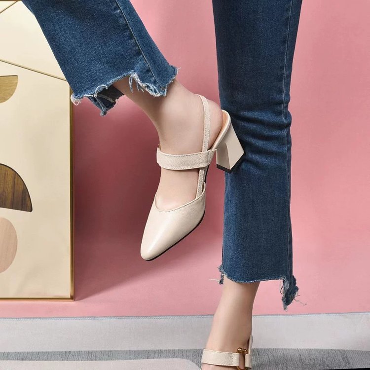 Baotou sandalias para mujeres 2026 nuevo estilo extranjero tacones gruesos de cuero suave zapatos vacíos de verano tacones altos zapatos de mujer puntiagudos zapatos de hebilla única