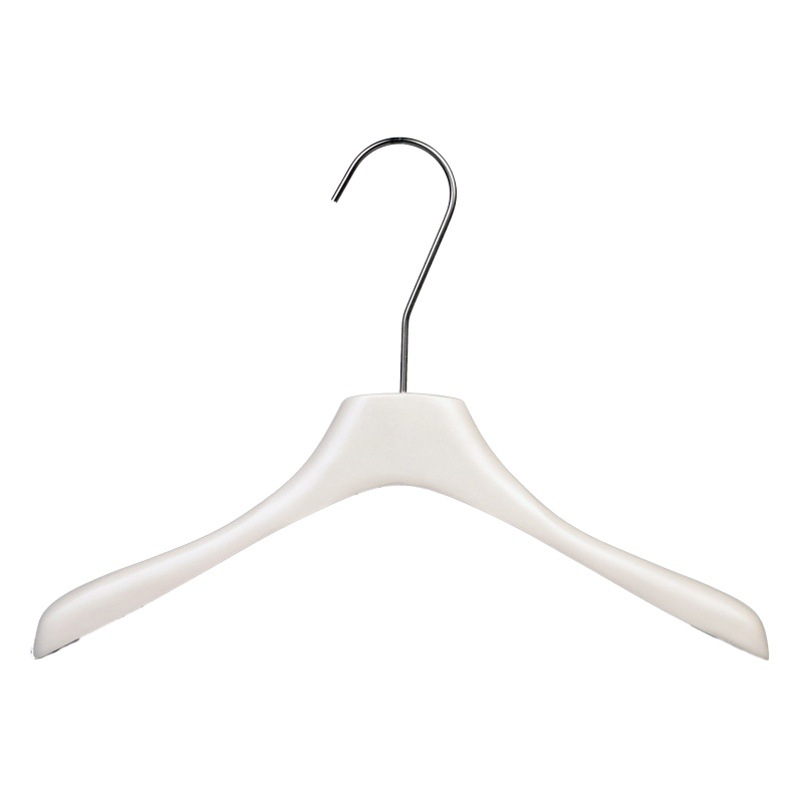 卸売りの乳の白い実木のハンガーのクリップの項の婦人服の店の服は太い子供服の店の木製の服を掛けてズボンの棚を支えます。