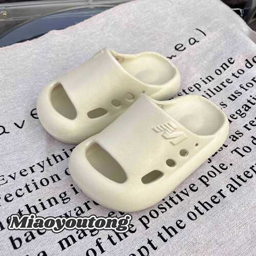 Children's EVA Slip-On Sandals/Closed-Toe Slides for Boys and Girls, Outdoor Wearing, Non-Slip Beach Shoes, Breathable, Lightweight, with Holes