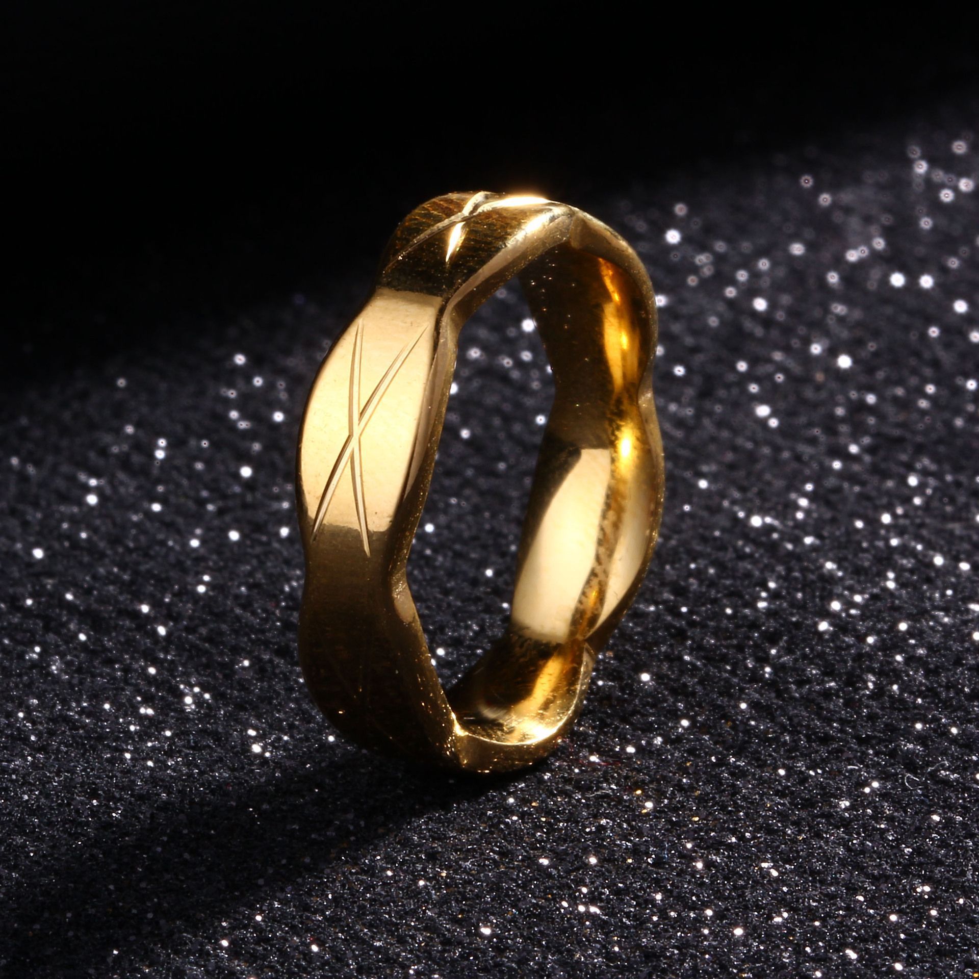 Joyería de estilo europeo y americano con formas irregulares, bordes ondulados y patrones de diamantes, anillos de acero inoxidable y titanio, suministro directo del fabricante.