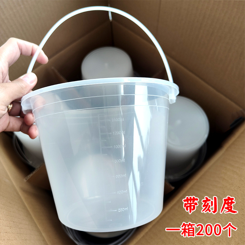 小さいサイズのプラスチックの桶は手に持っています。|undefined