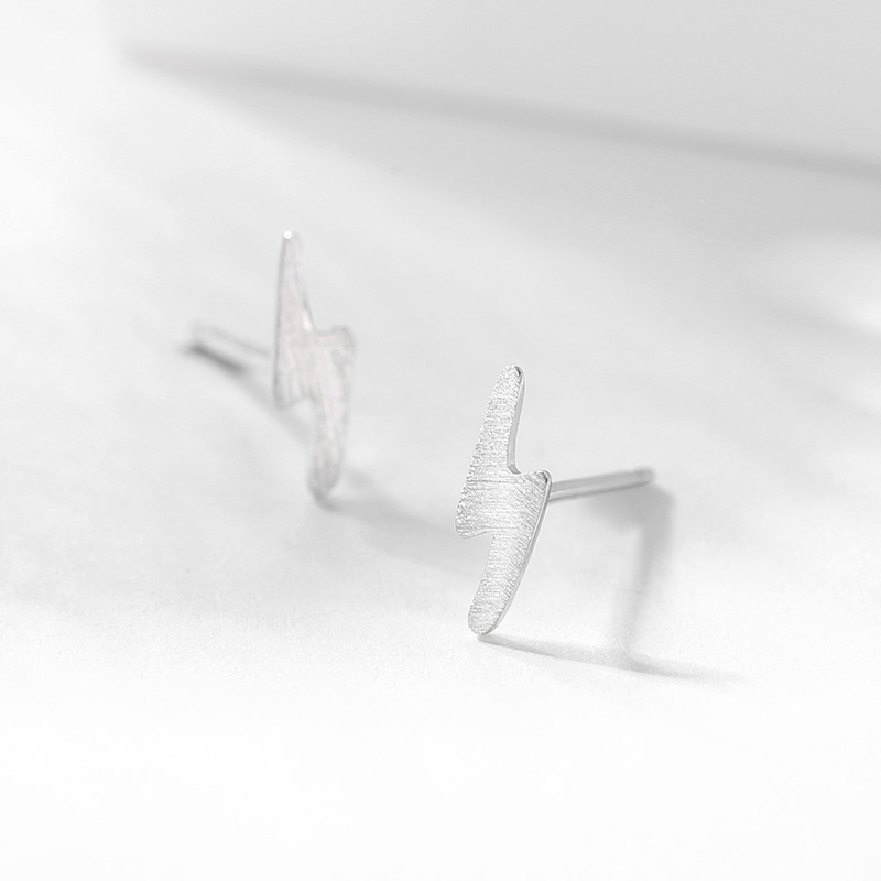 S925 plata esterlina plata Lisa relámpago Stud pendientes de moda simple de las mujeres pendientes de estilo japonés y coreano Internet celebridad mismo estilo regalo al por mayor