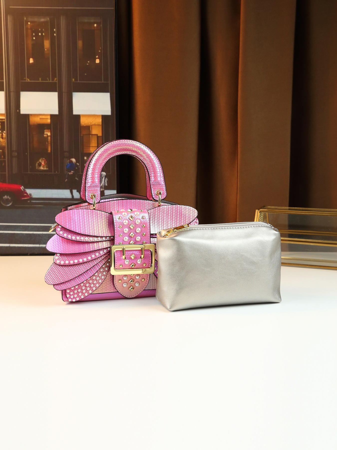 Bolsa tiracolo feminina elegante com pérolas e design de asa_voghion.com