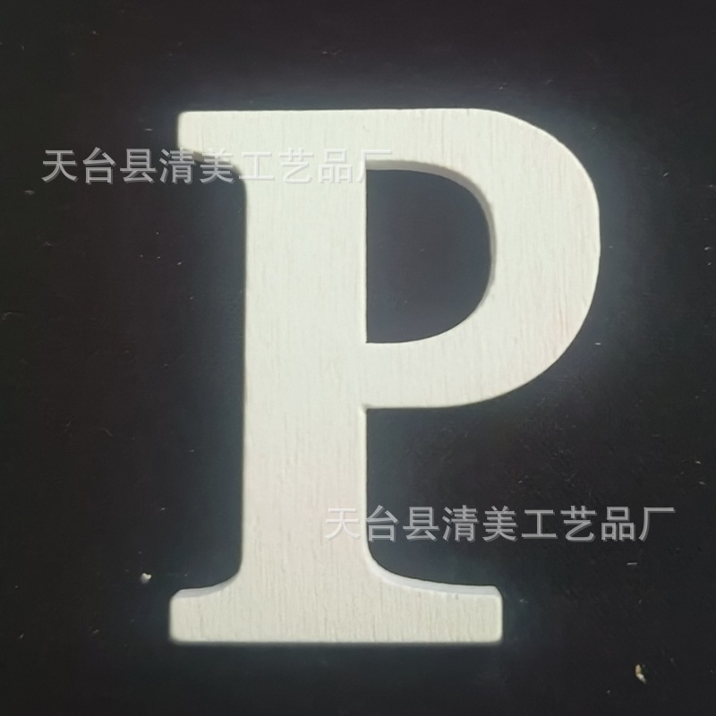 Nuevos productos transfronterizos Decoración navideña Colgante de hoja de madera Artesanía de madera Colgante pequeño Colgante de costura a cuadros negro y rojo