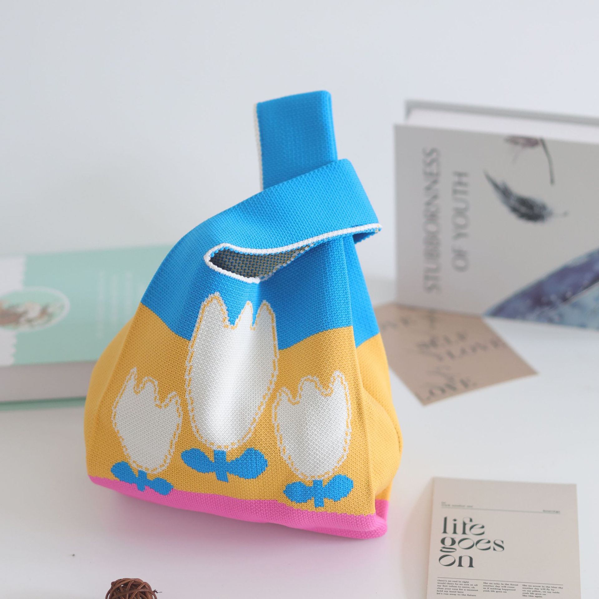 골드 베이스에 어울리는 작은 꽃