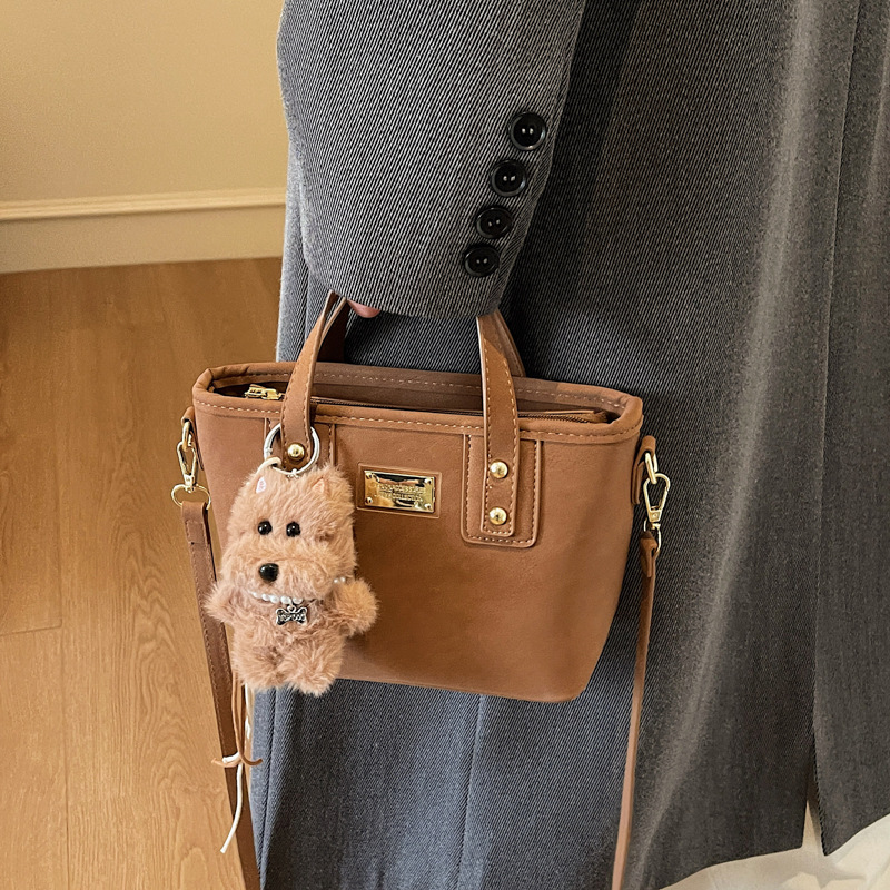 Alta sensación retro esmerilado bolso de cubo portátil 2025 otoño y invierno nuevo bolso de hombro de mujer de viaje versátil mochila