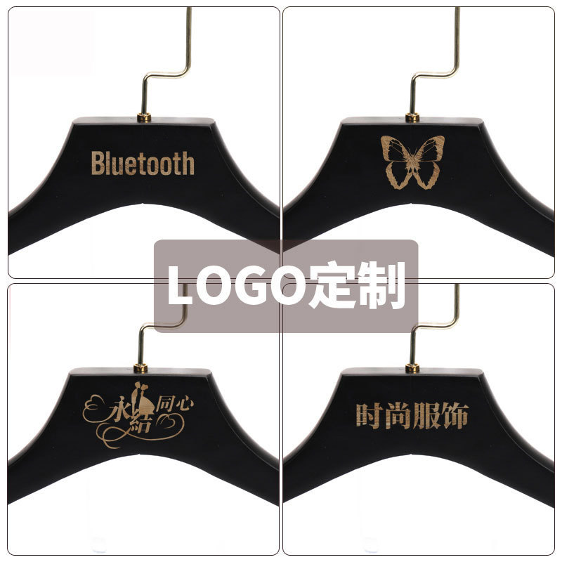 衣料品店専用婦人服無漆ハンガーのズボンの棚に刻まれた字のロゴがあります。|undefined