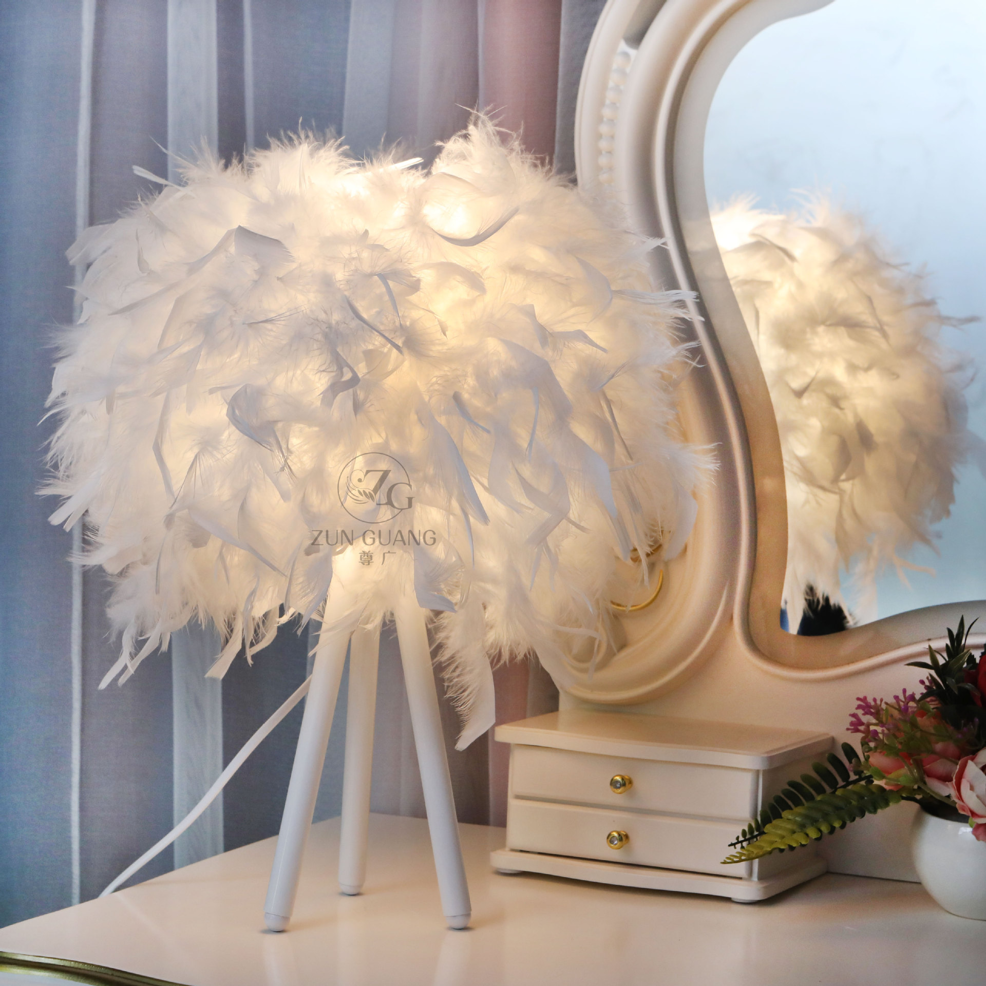 Factory direct supply cross-border explosions gold rod trigeminal fire piece feather table lamp simple princess bedroom wedding room bedside lamp